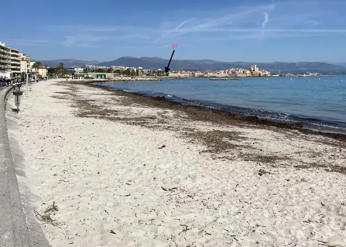 Vue Mer Et Remparts. Entre Vieille Ville Et Plages