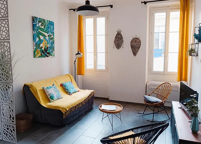 Grand 2 Pieces Renove Climatise, Vieil Antibes, Proche Port