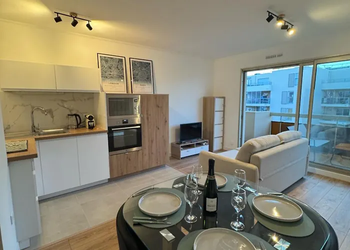 Fully Renovated Studio, Steps From Beach With A Sunny Terrace And Free Wifi