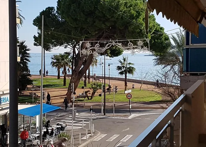 One-Bedroom Apartment Near The Beach And The Old Town