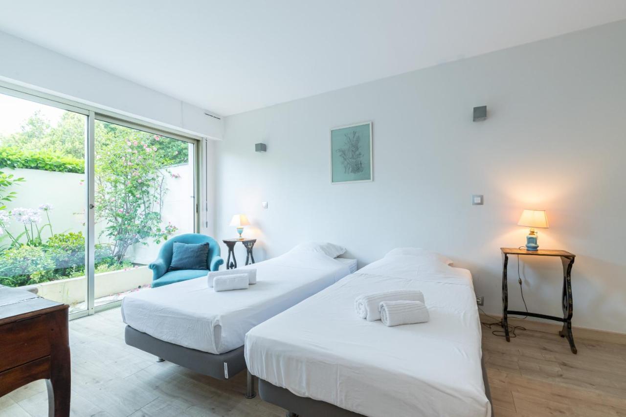 Sea View Large 2 Bdrs Swimming Pool & Parking Apartment Antibes