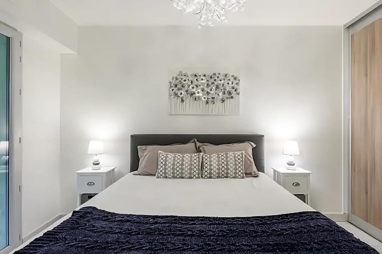 Rooftop Pool, Private Garden, At The Beach! Apartment