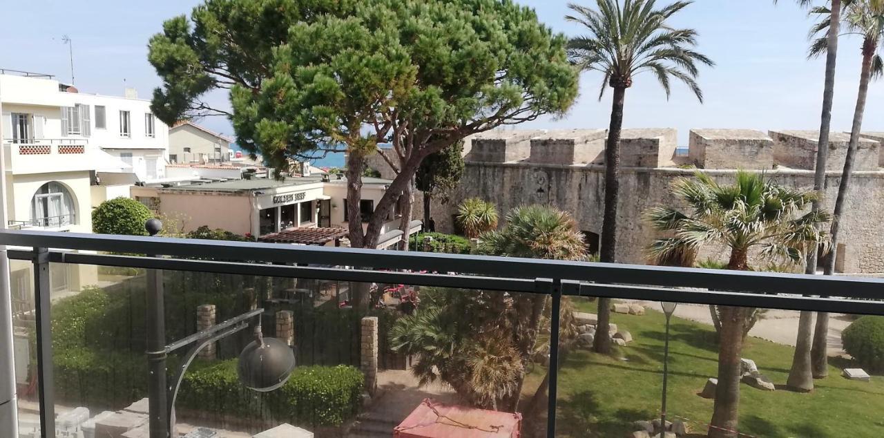 Vue Et Remparts. Entre Vieille Et Plages Antibes
