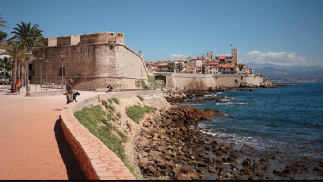 Vue Et Remparts. Entre Vieille Et Plages *