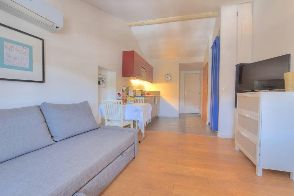 Appartement 6 - Charming Studio,heart Old Town, Walk Antibes