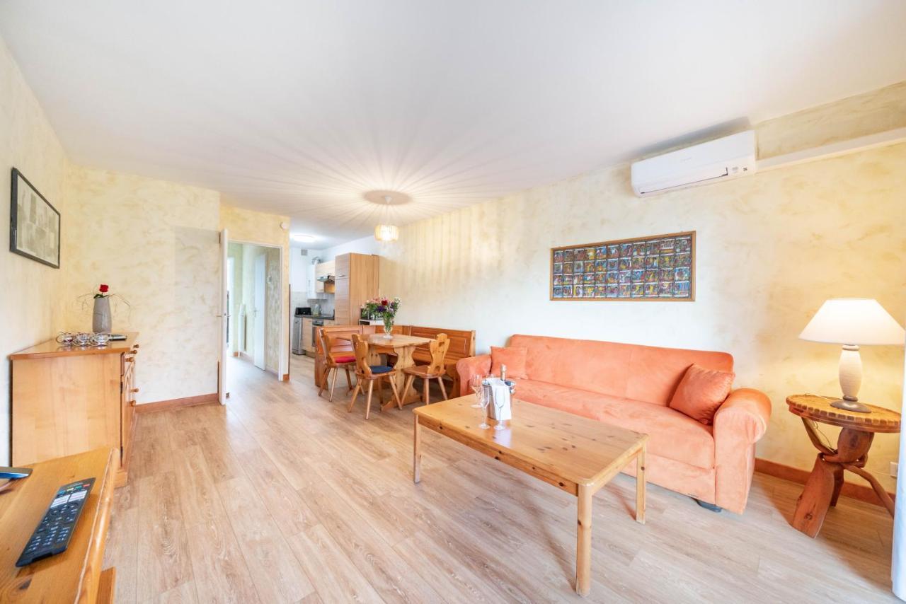 Spacious At A 5 Min Walk From The *