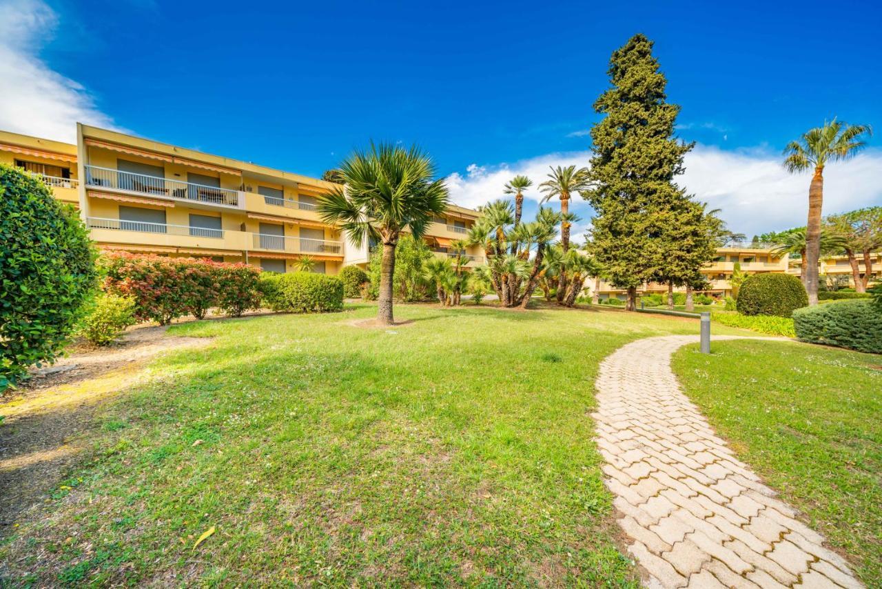 Spacious At A 5 Min Walk From The *