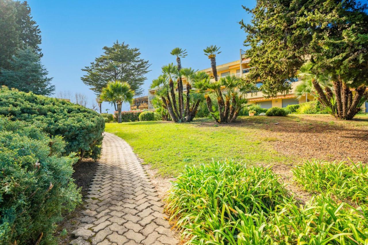 Spacious At A 5 Min Walk From The *
