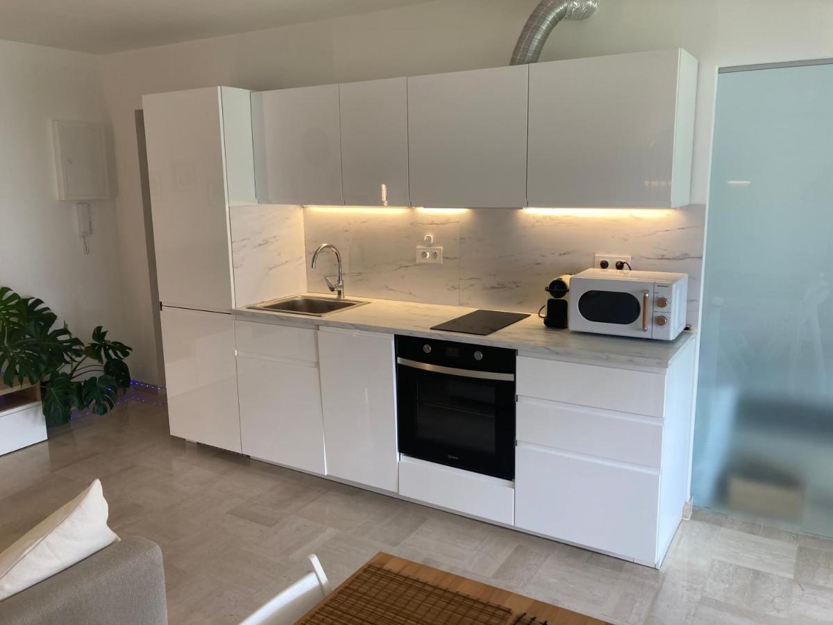 Cozy 1 Bedroom Juan-les-pins - Walk To Beaches, Restaurants, Old Town Apartment *
