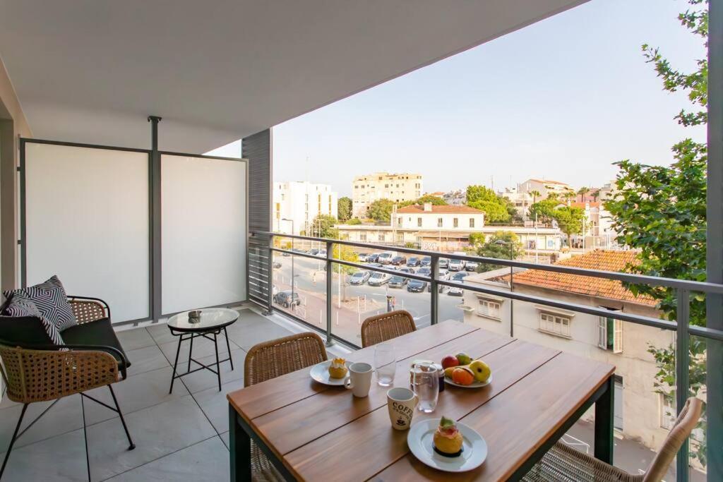 A12 - 1 Bdr Centre Train Station 5 Min Sea - Ac, Parking & Terrace Apartment *