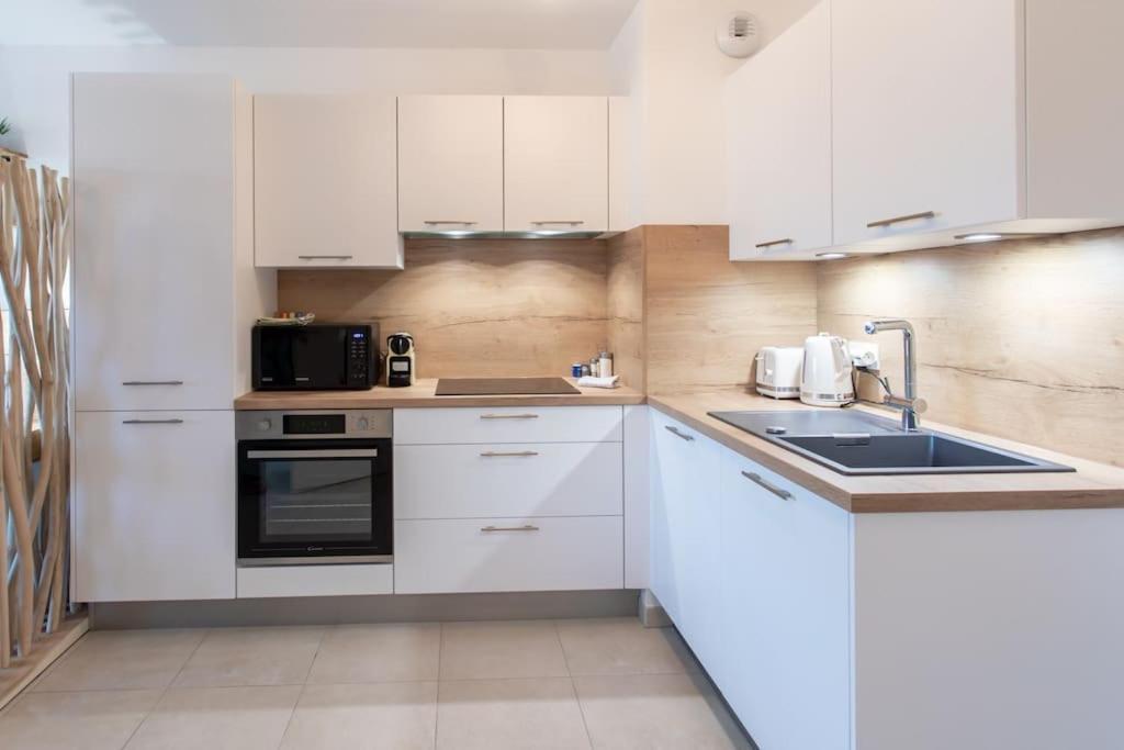 A12 - 1 Bdr Centre Train Station 5 Min Sea - Ac, Parking & Terrace Antibes