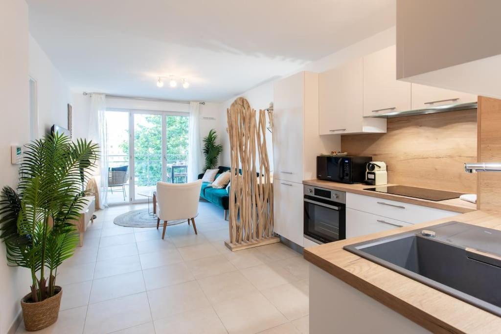 Apartment A12 - 1 Bdr Centre Train Station 5 Min Sea - Ac, Parking & Terrace