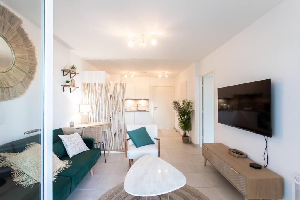 Apartment A12 - 1 Bdr Centre Train Station 5 Min Sea - Ac, Parking & Terrace