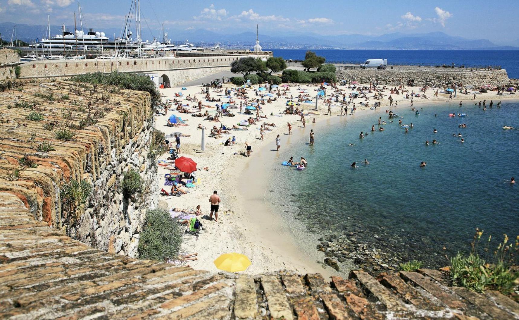 Vue Et Remparts. Entre Vieille Et Plages * Antibes