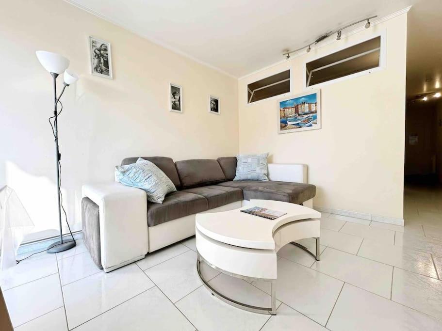 Le Roi Soleil : 2 Prs Vue Mer, 300 M Plages Apartment