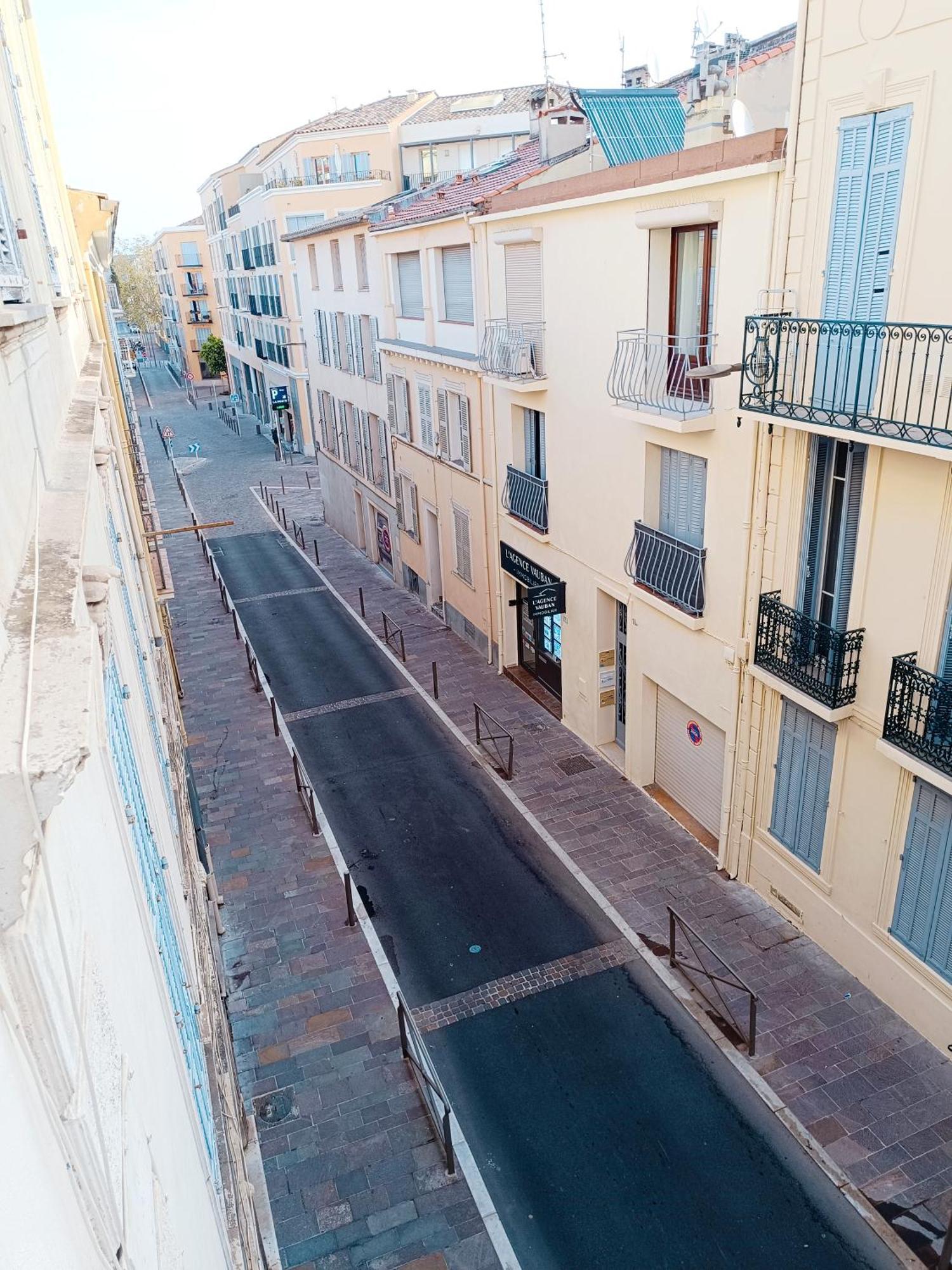 Grand 2 Pieces Renove Climatise, Vieil Antibes, Proche Port *