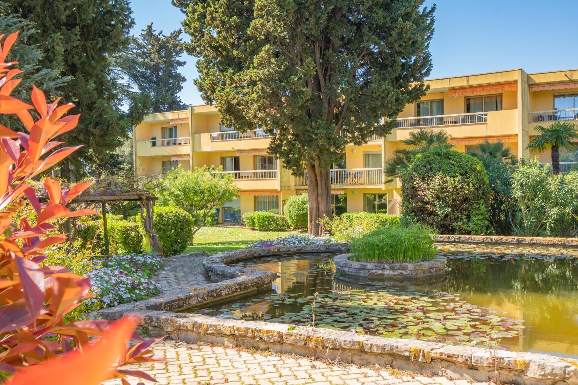 Spacious At A 5 Min Walk From The Apartment *