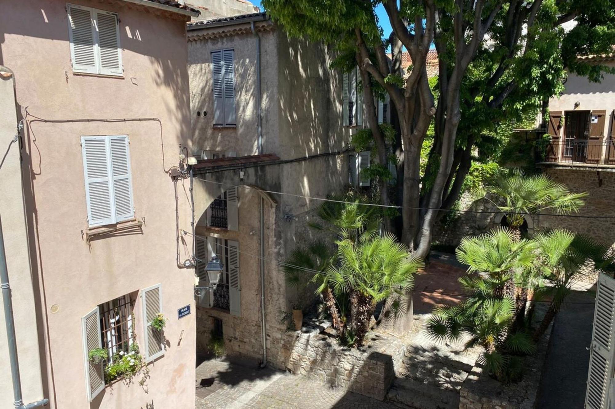 06an - Beautiful In The Heart Of Old * Antibes