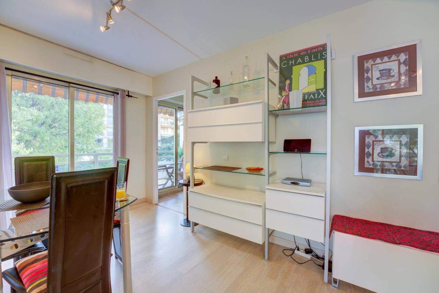 Apartment Elegant W/2 Terraces/mins To & Shops *