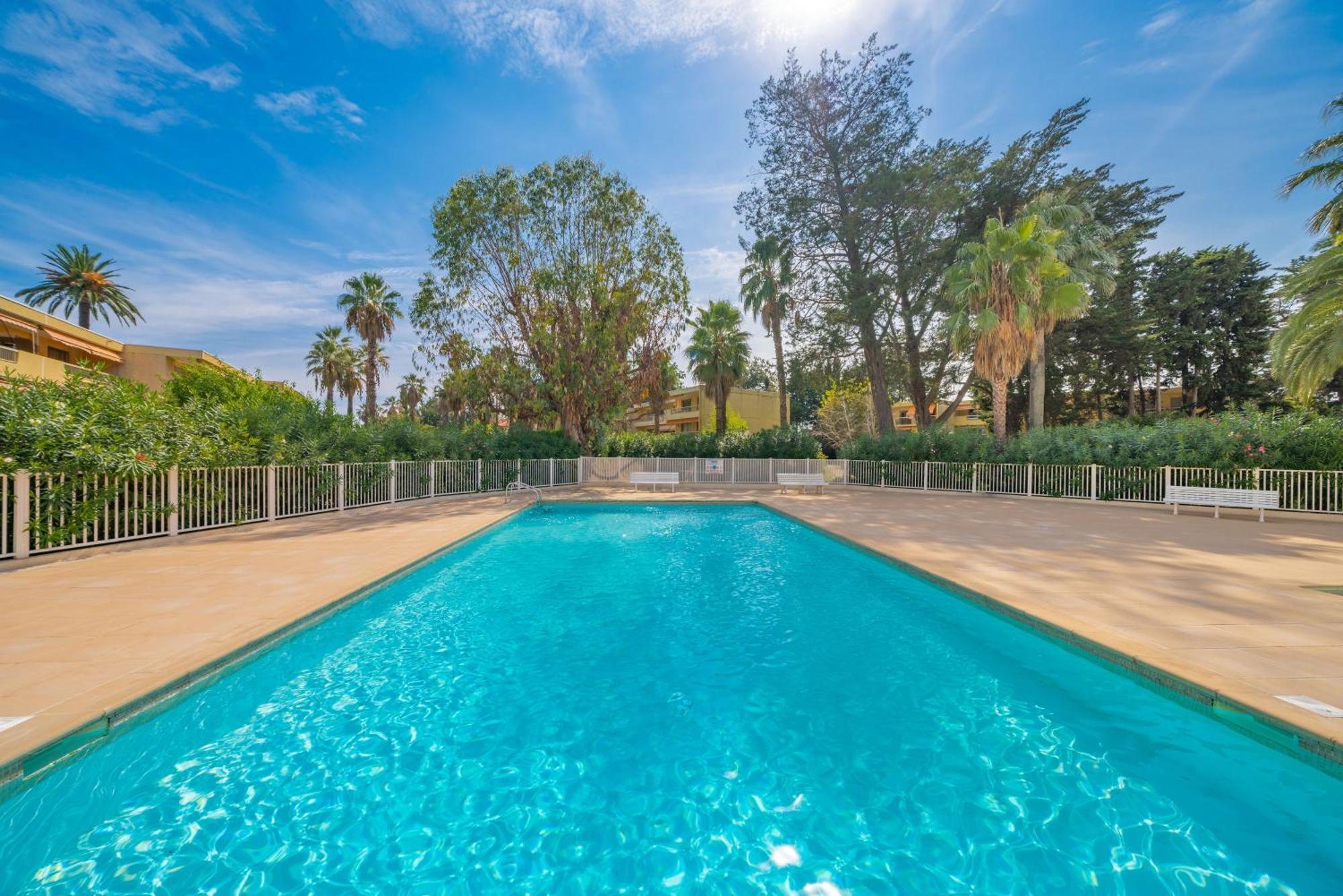 Apartment Les 15 Pins & La -your Getaway Near Sea & *