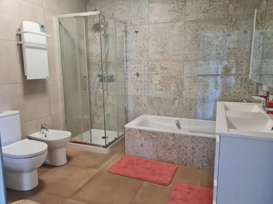Apartment Avec Terrasse, Piscine Et Garage A 400m