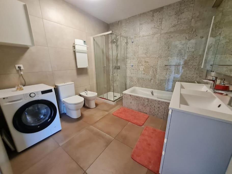 Avec Terrasse, Piscine Et Garage A 400m *