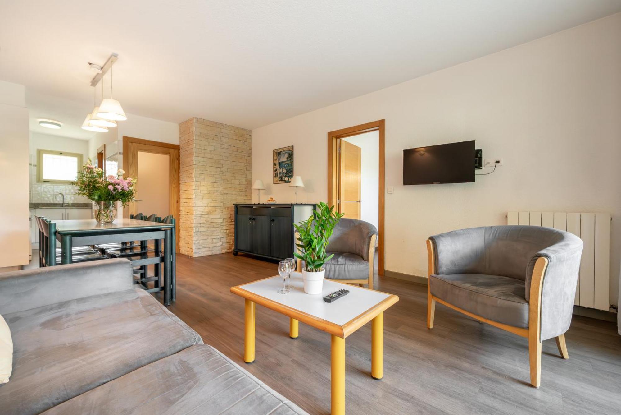 Apartment Les 15 Pins & La -your Getaway Near Sea & *