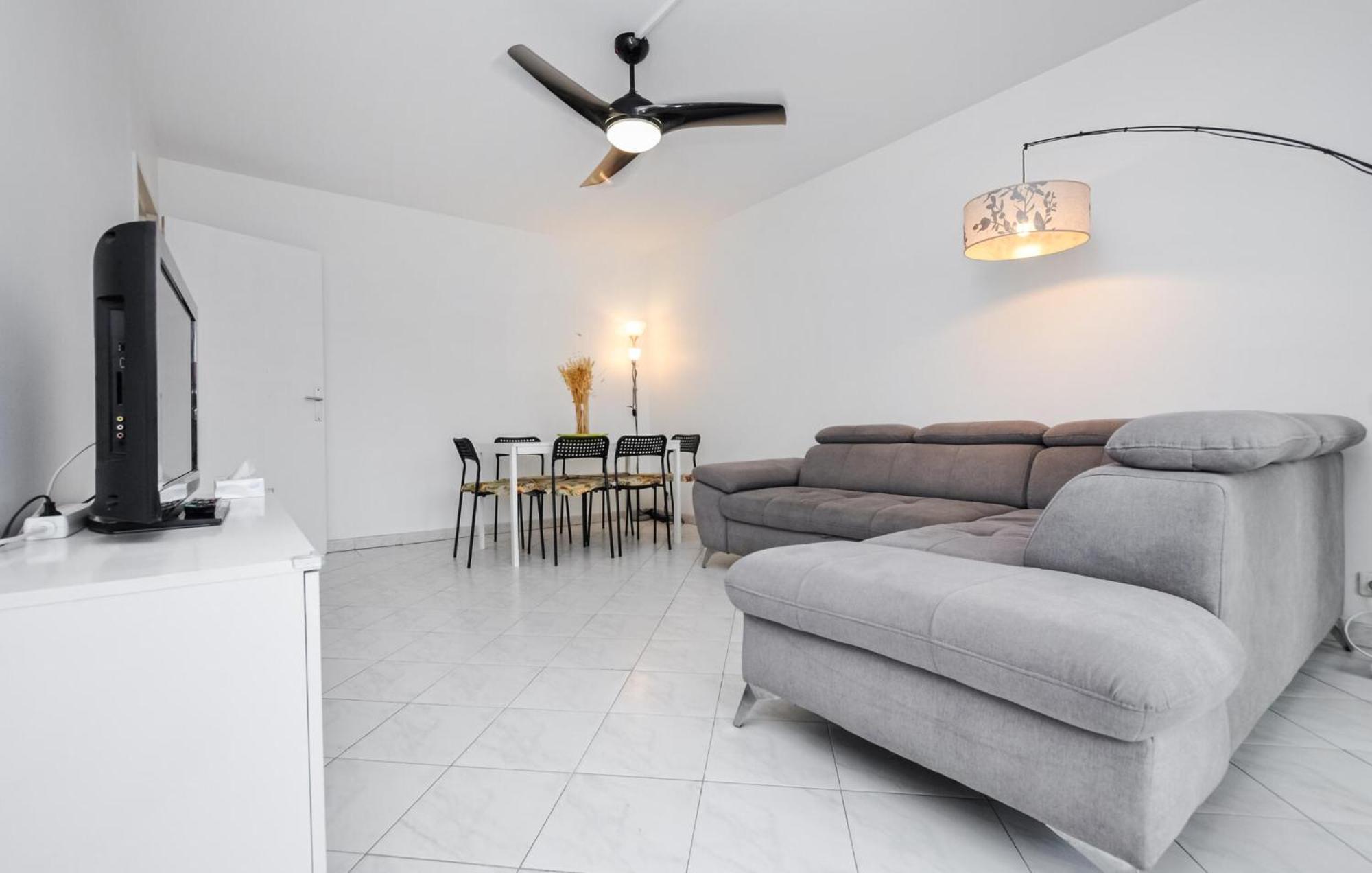 Apartment 1 Bedroom Stunning In *