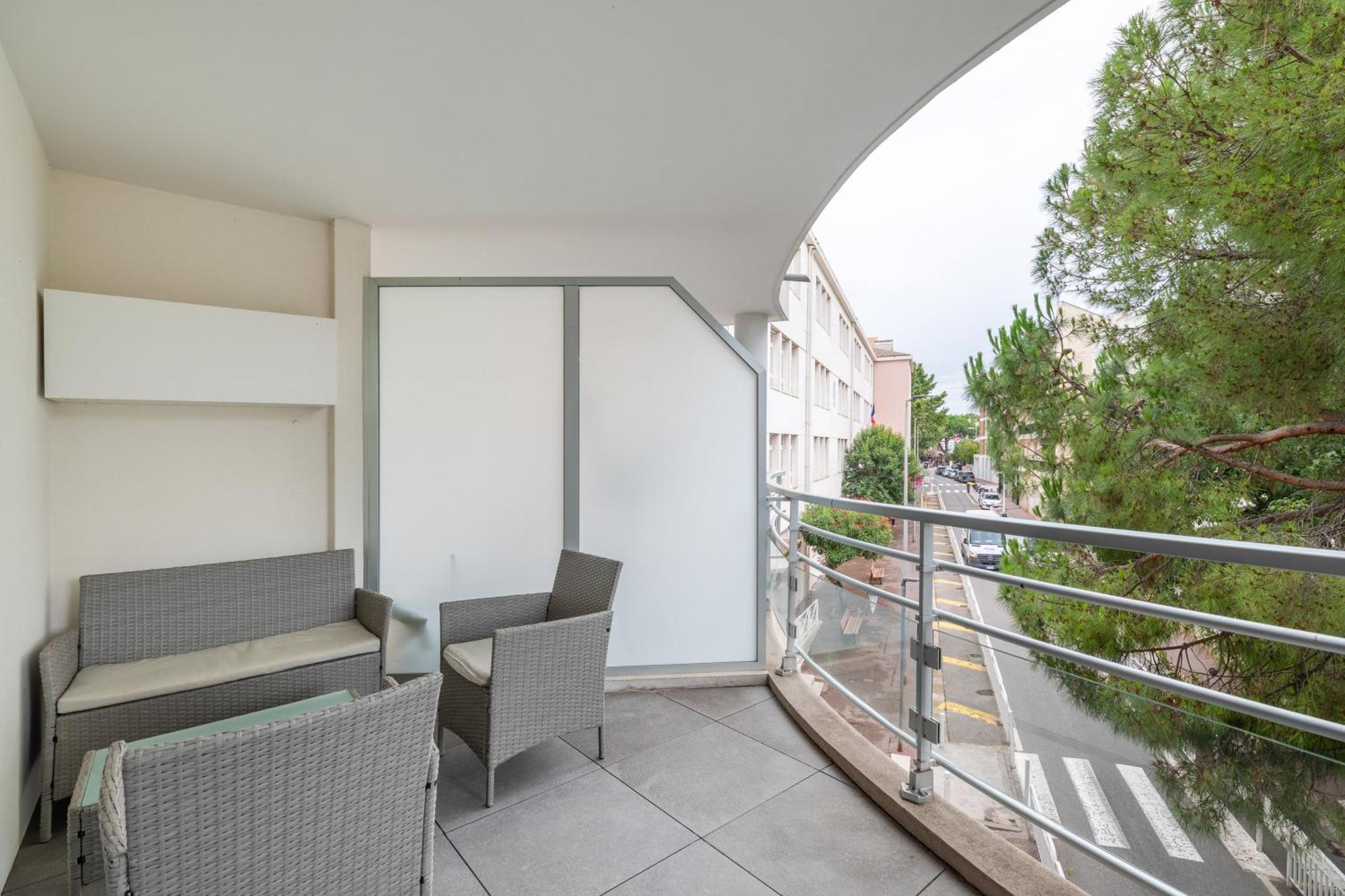 Le Printemps, Centre Juan Les Pins , 100m Des Plages, 70m De La Gare De Juan Les Pins Appartement *