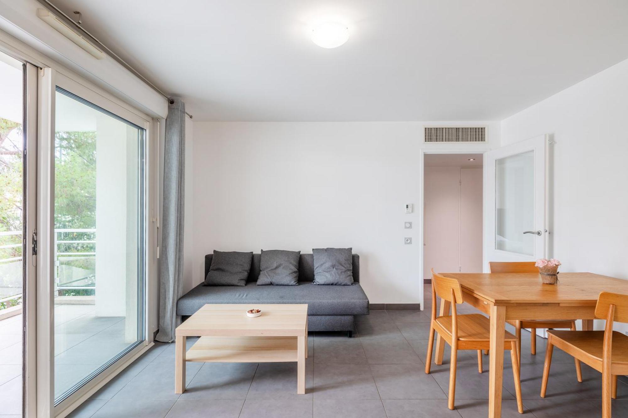 Le Printemps, Centre Juan Les Pins , 100m Des Plages, 70m De La Gare De Juan Les Pins Appartement