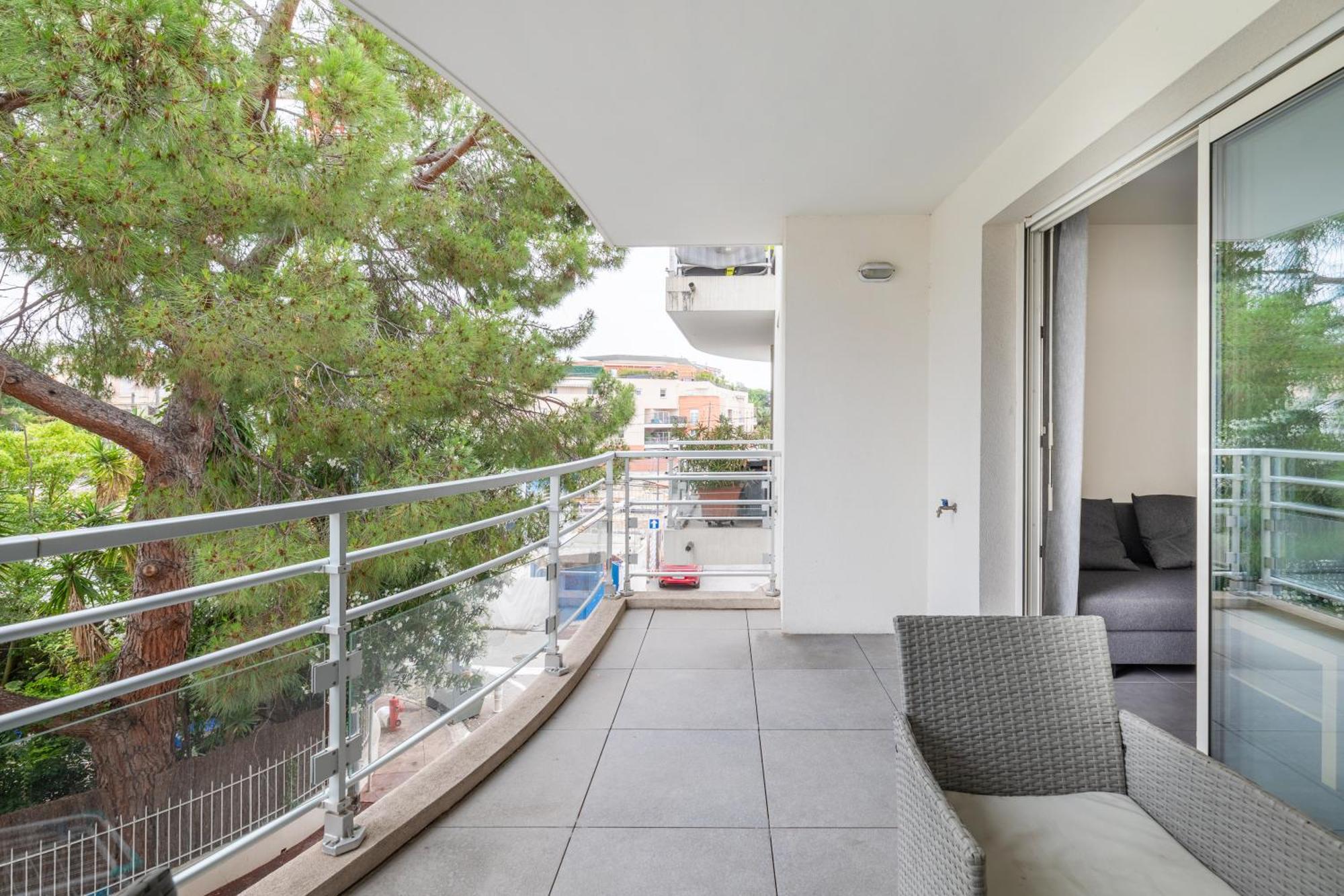 Appartement Le Printemps, Centre Juan Les Pins , 100m Des Plages, 70m De La Gare De Juan Les Pins *