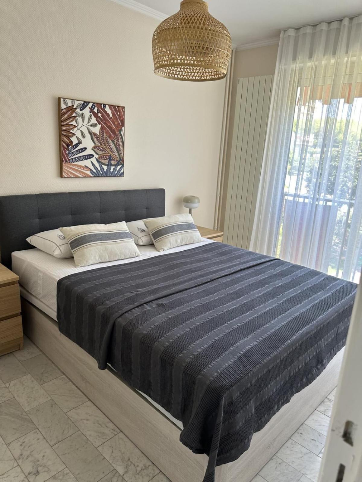 Apartment Cozy Flat With Pool And Balcony