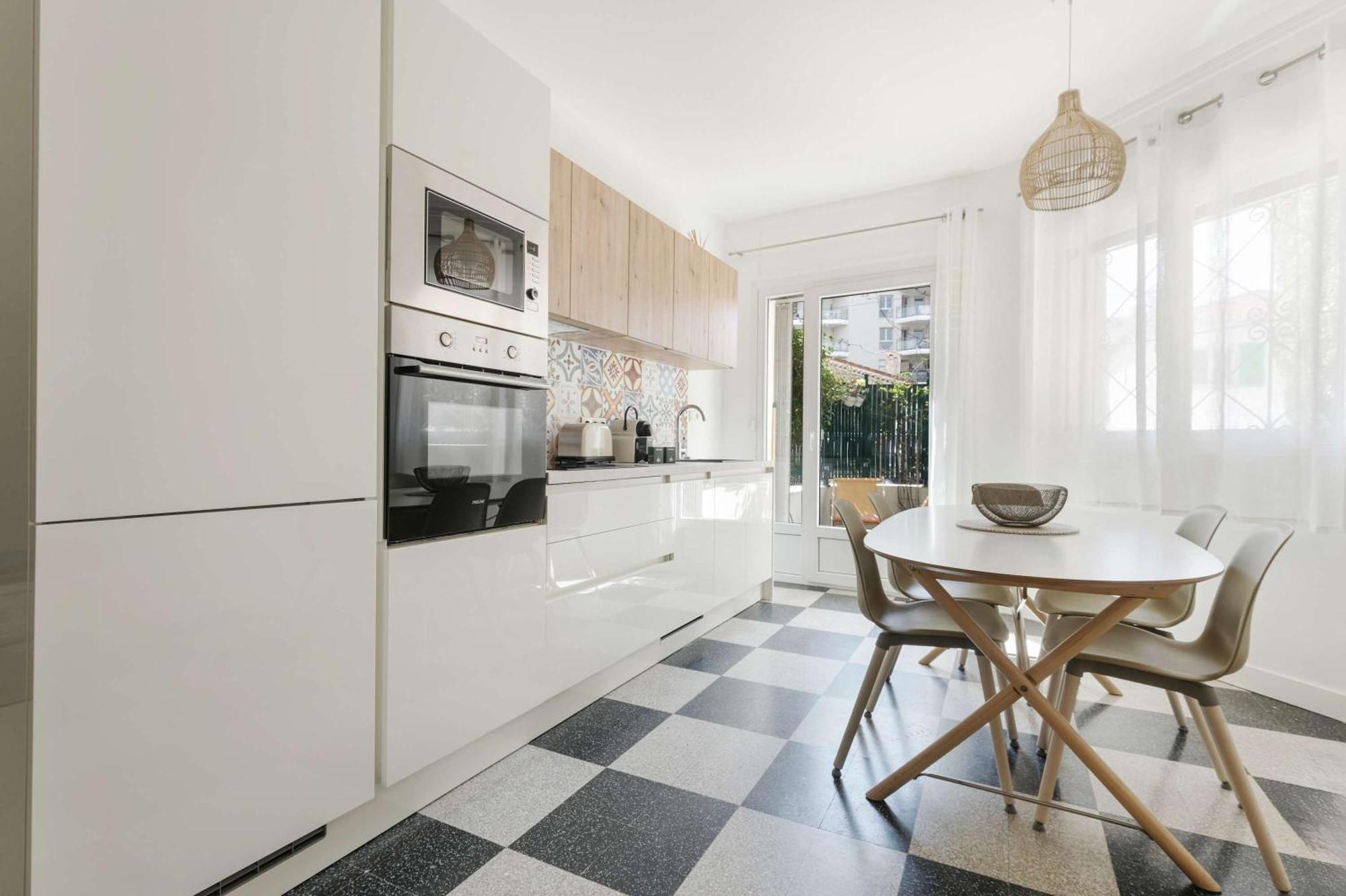 A027 - Moderne - Pres De La Apartment *