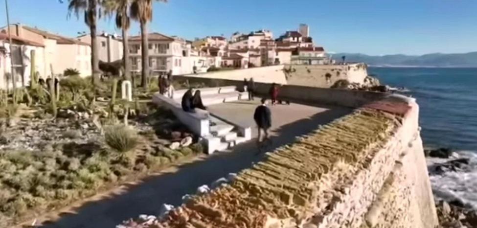 Vue Et Remparts. Entre Vieille Et Plages * Antibes
