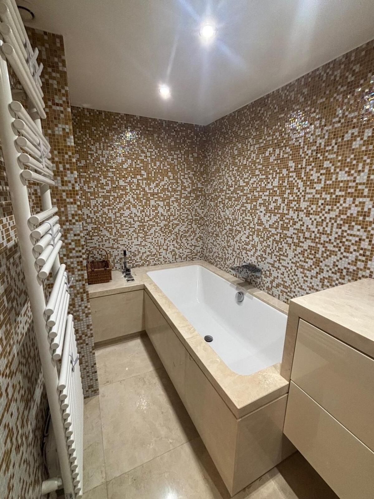 Holiday home Maison Avec Jardin Privatif, 4 Chambres, Calme Dans Avec Piscine Antibes