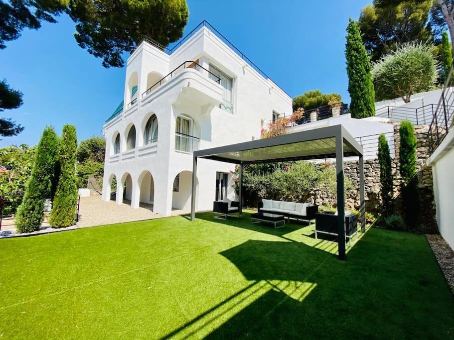 Beautiful 5 Bedroom With Direct Sea View Villa