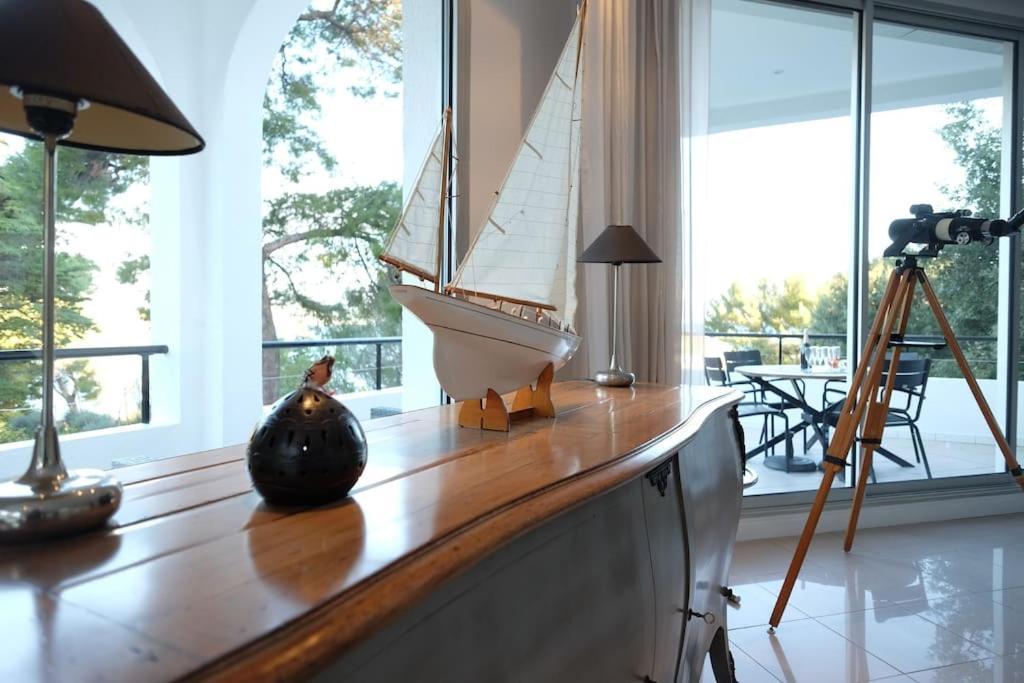 Beautiful 5 Bedroom With Direct Sea View Villa *