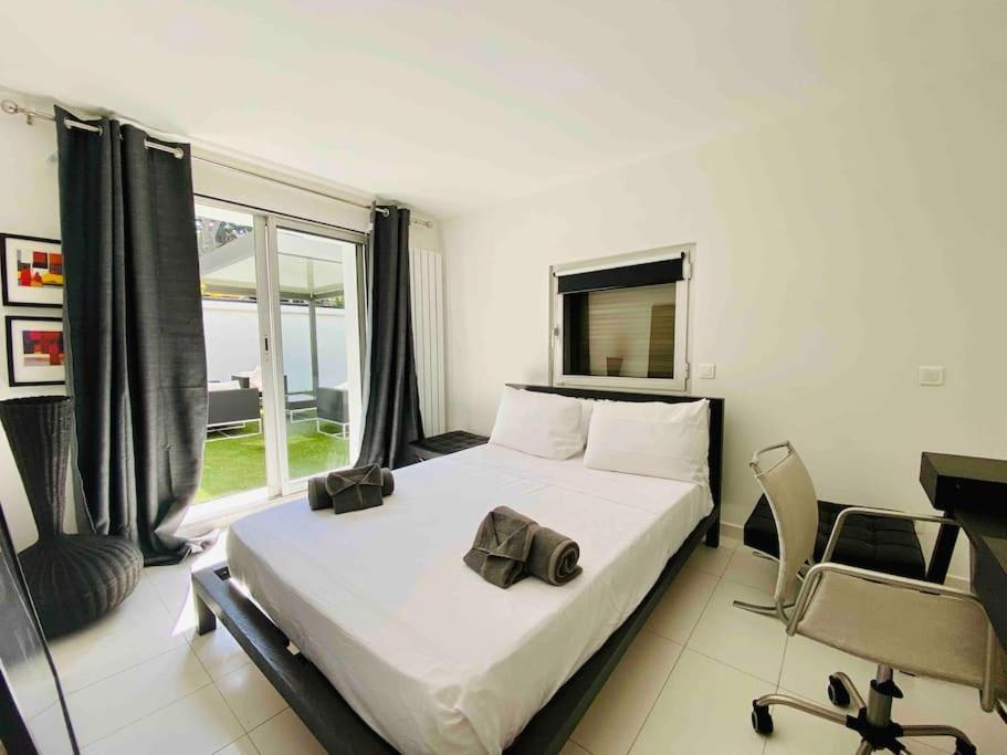 Beautiful 5 Bedroom With Direct Sea View Villa
