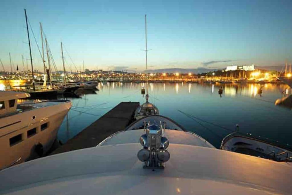 Beautiful 5 Bedroom With Direct Sea View Villa *