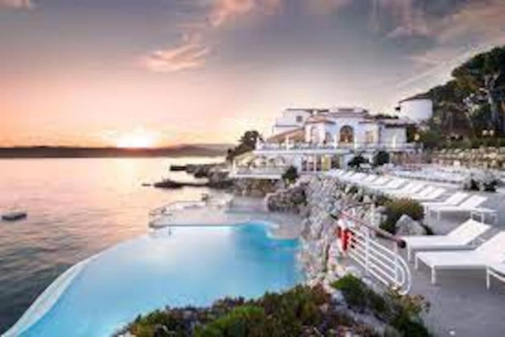 Beautiful 5 Bedroom With Direct Sea View Villa *
