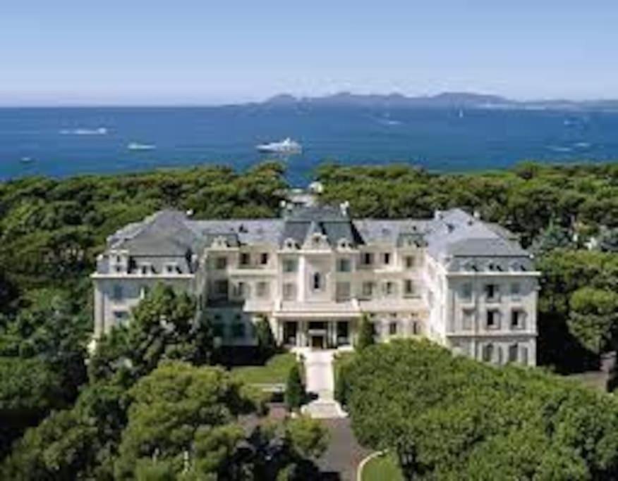 Beautiful 5 Bedroom With Direct Sea View Villa *