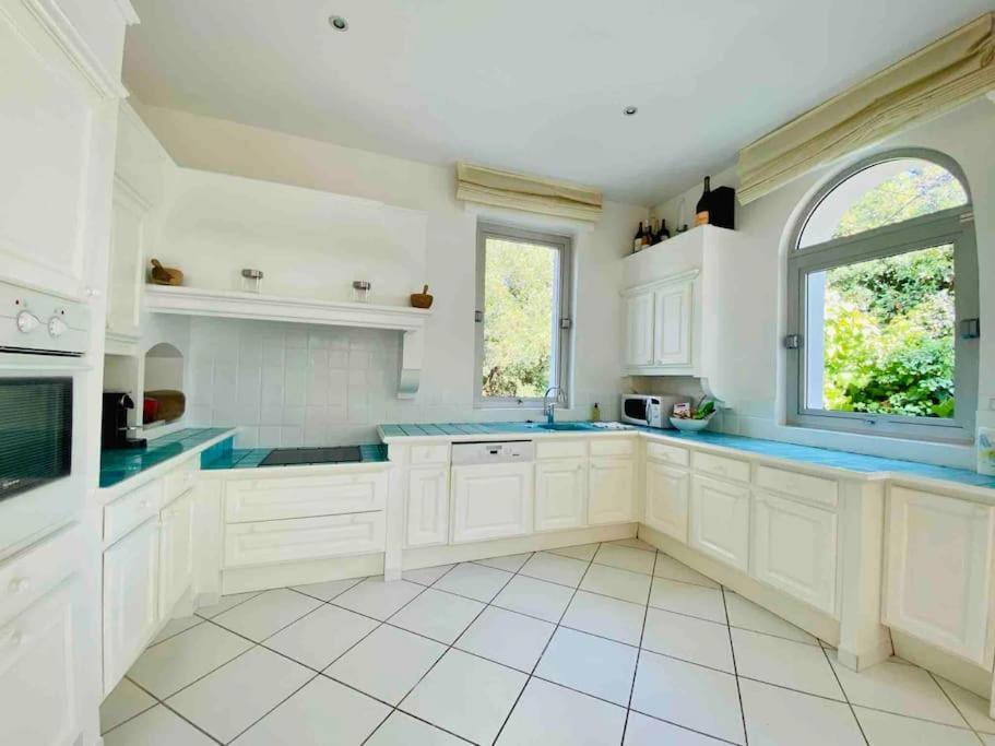 Beautiful 5 Bedroom With Direct Sea View *