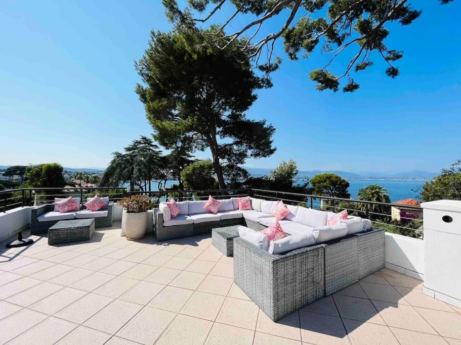 Beautiful 5 Bedroom With Direct Sea View Villa *