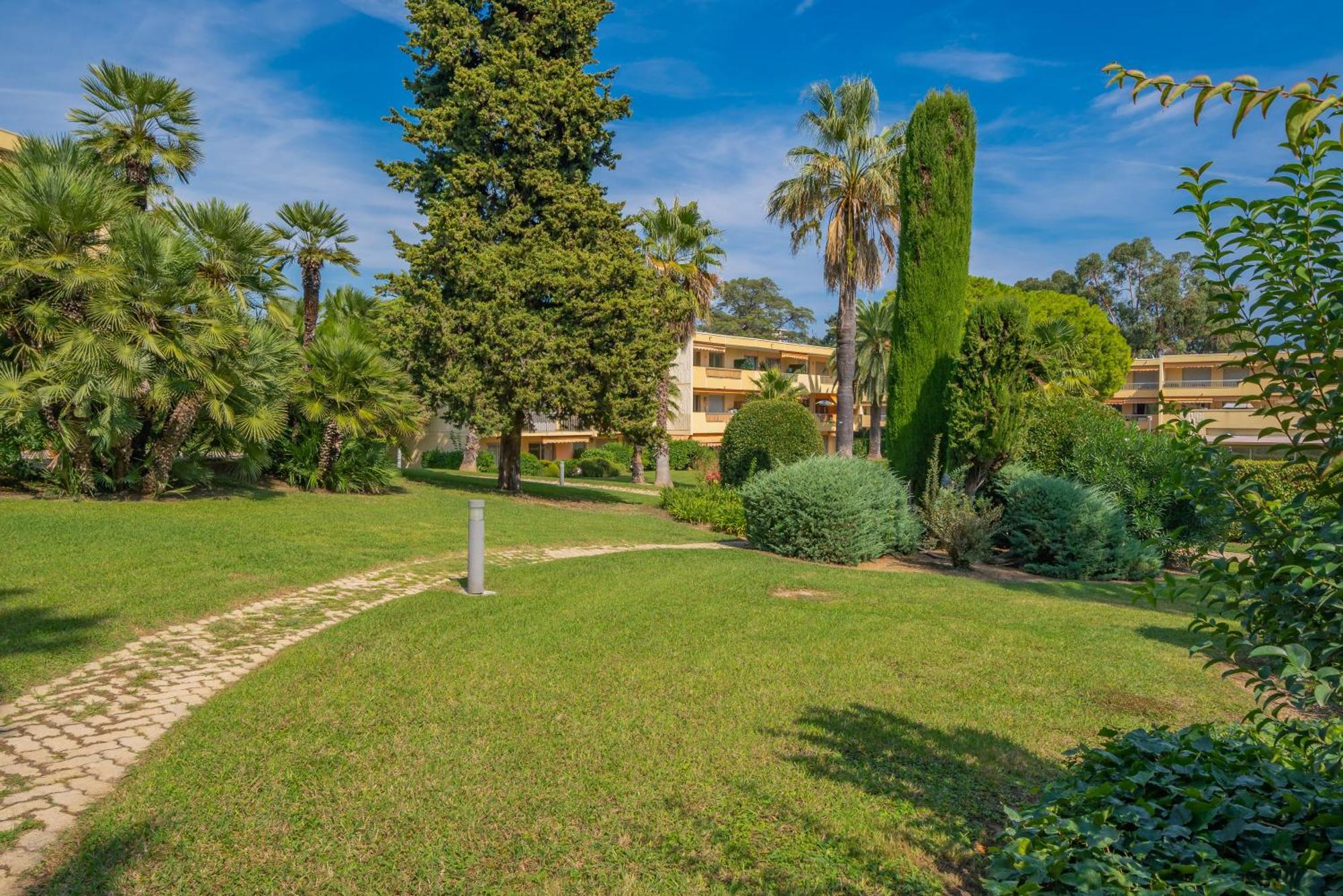 Les 15 Pins & La -your Getaway Near Sea & Apartment Antibes