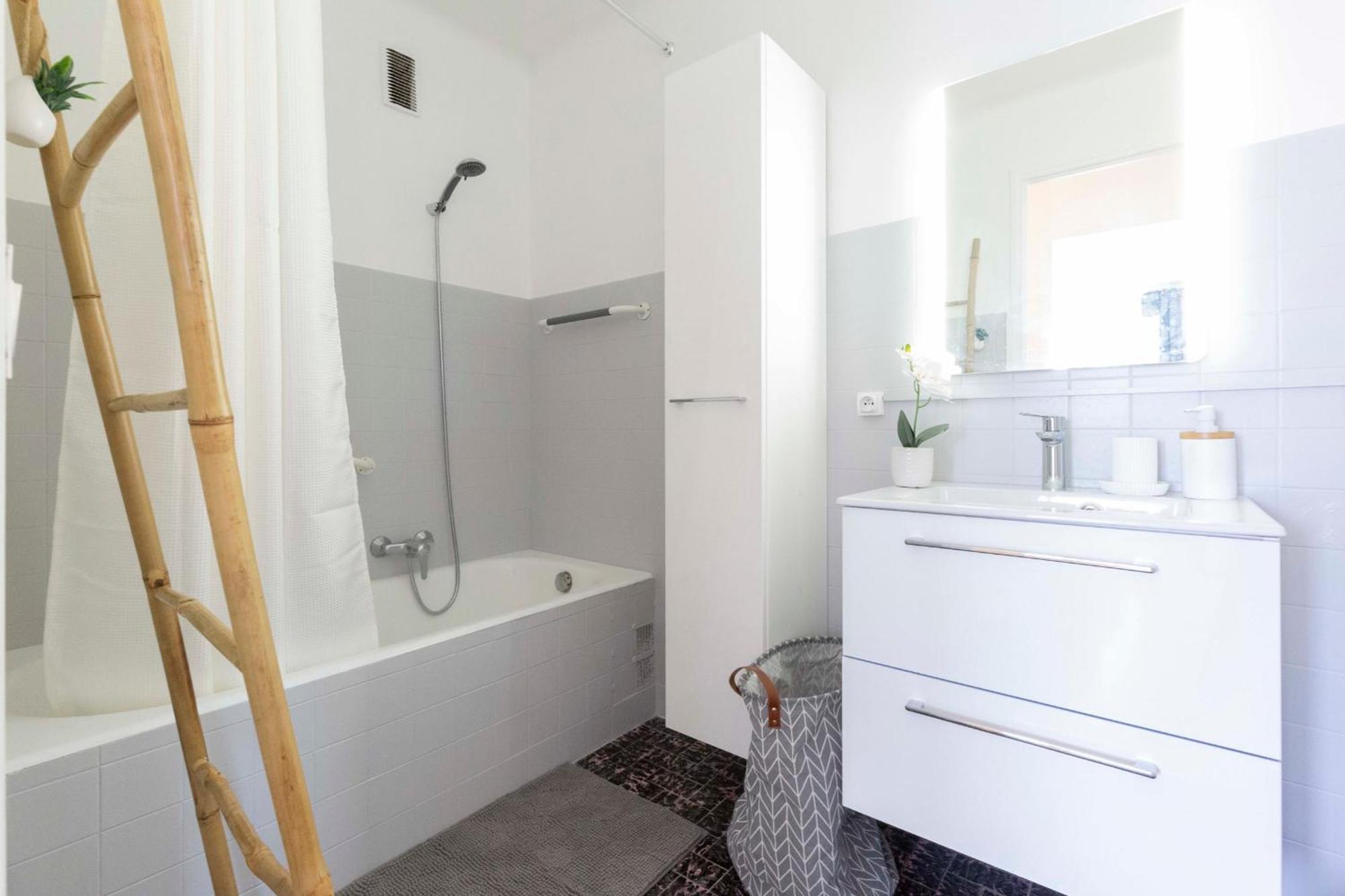 Center Of Spacious 2 Bedroom Flat With Terrace And Air Conditioning