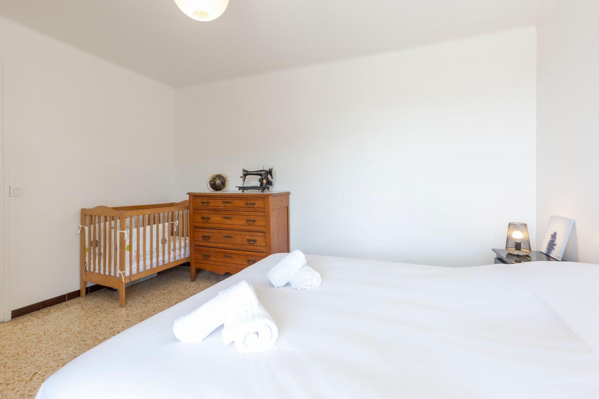 Center Of Spacious 2 Bedroom Flat With Terrace And Air Conditioning * Antibes