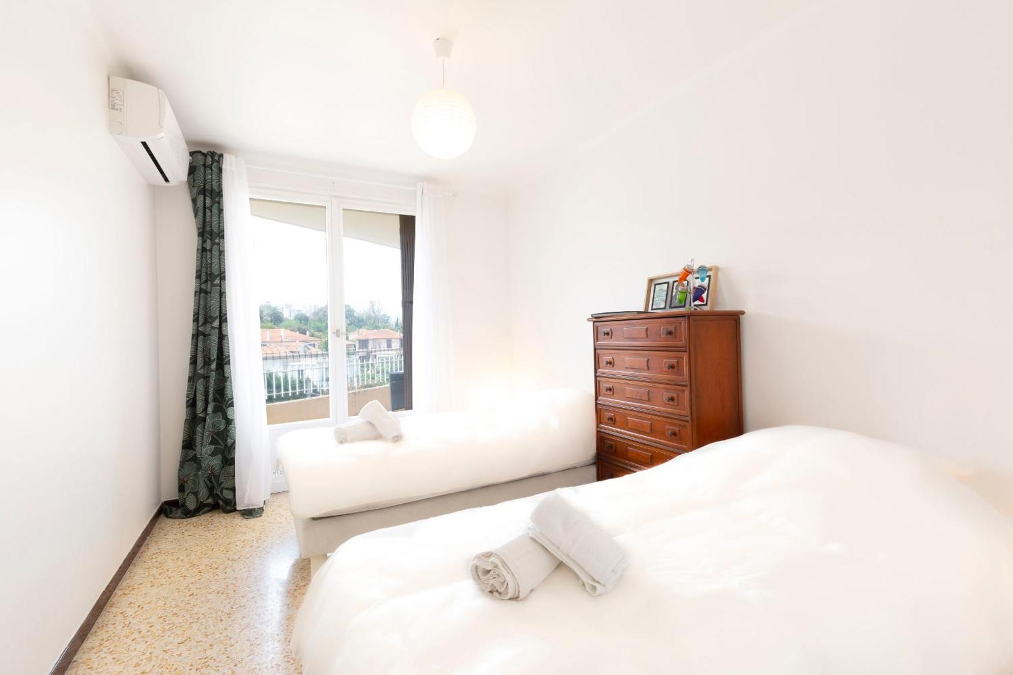 Center Of Spacious 2 Bedroom Flat With Terrace And Air Conditioning Apartment