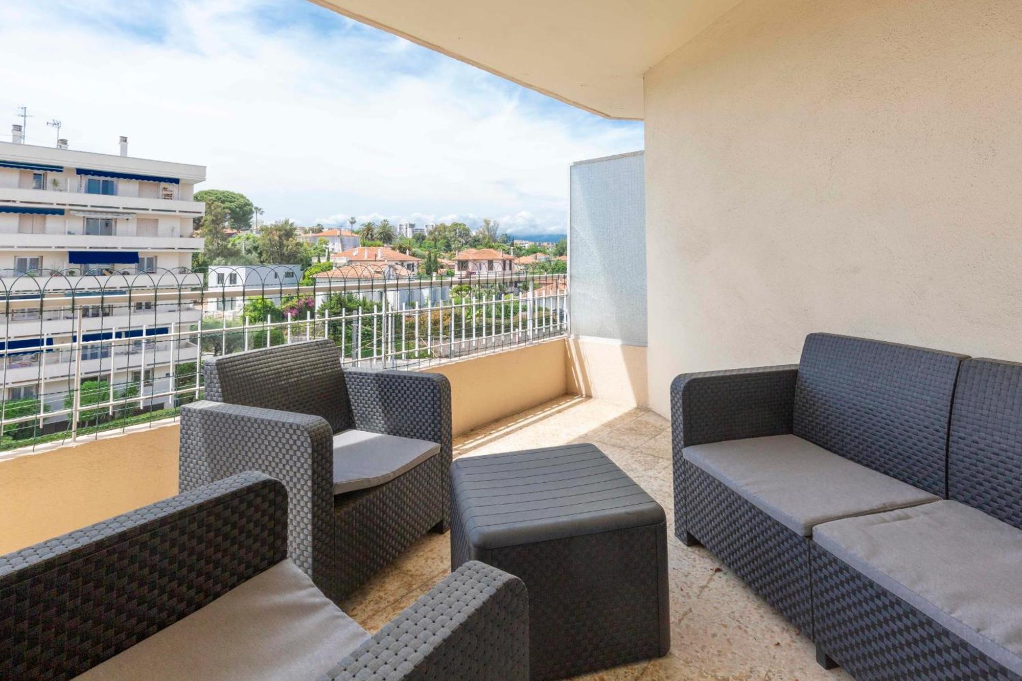 Apartment Center Of Spacious 2 Bedroom Flat With Terrace And Air Conditioning Antibes