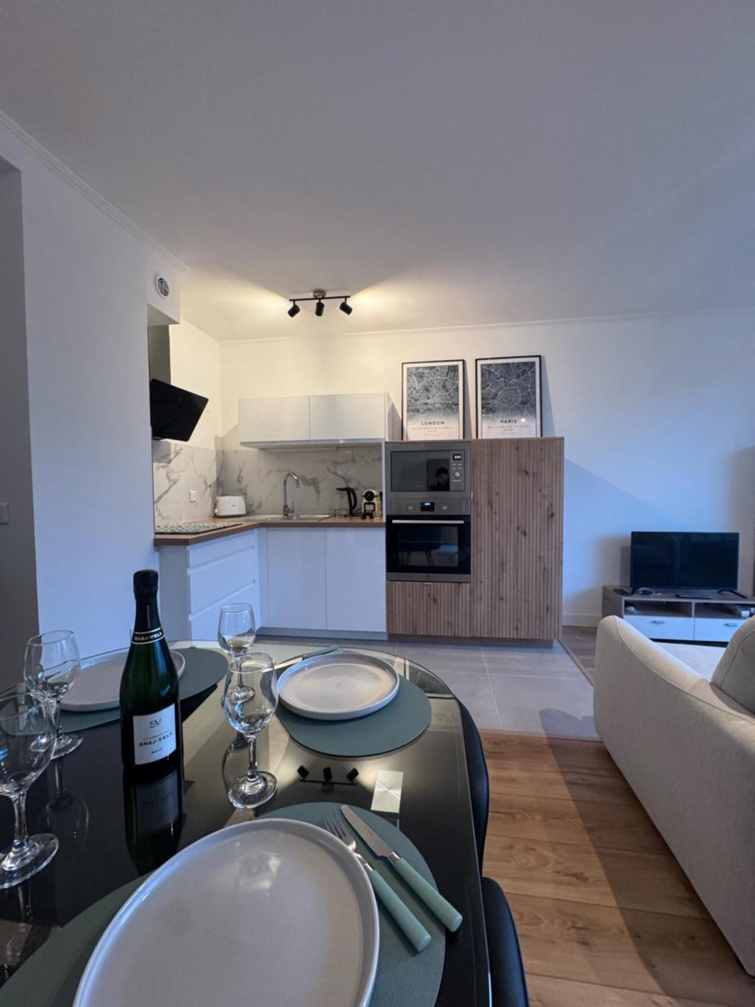 Apartamento Fully Renovated Studio, Steps From With A Sunny Terrace And Free Wifi *