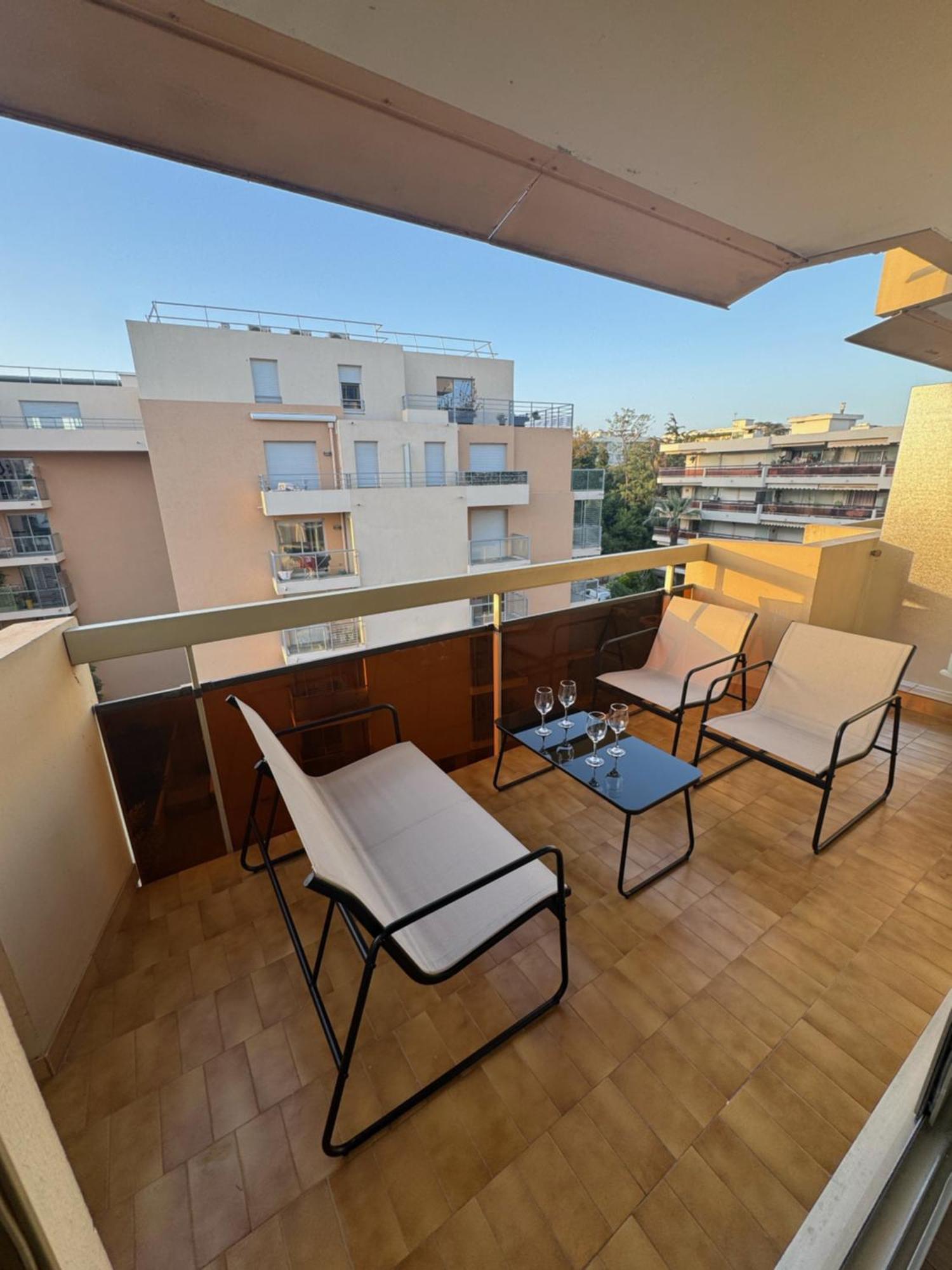 Apartamento Fully Renovated Studio, Steps From With A Sunny Terrace And Free Wifi *